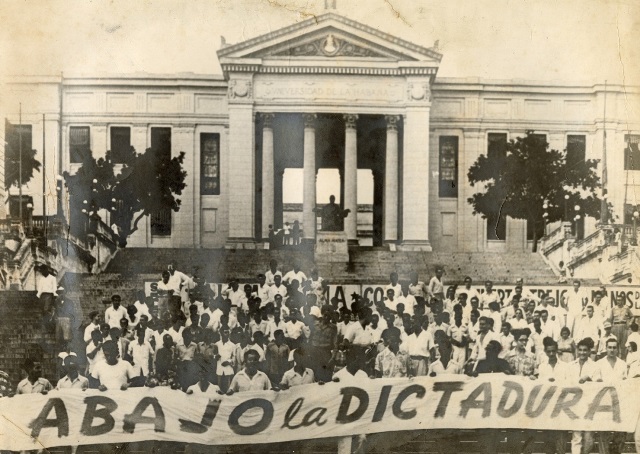 Foto de Marcha estudiantil en la Universidad de La Habana contra la dictadura de Batista. Fondos BNCJM.  